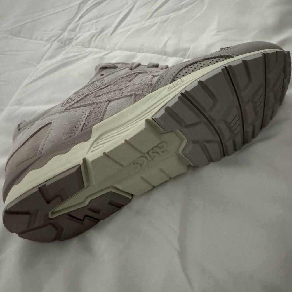 NIB Asics Light Gray Athletic Shoes - Picture 3 of 4
